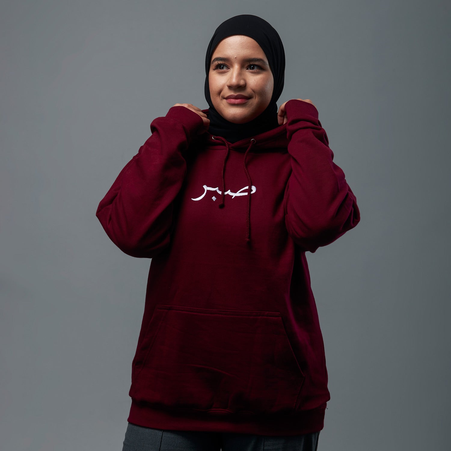 Sweat à capuche Sabr avec broderie en arabe patience de la marque Kalam Clothing et de couleur bordeaux